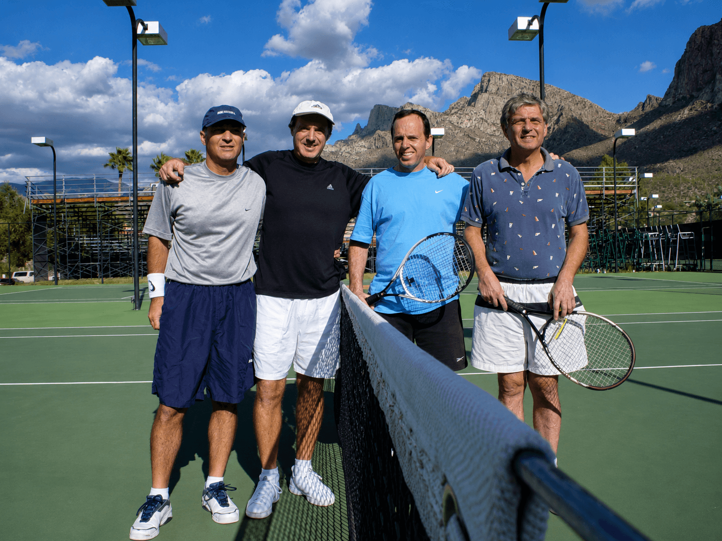 Grupo adulto de tenis con montañas de Arizona