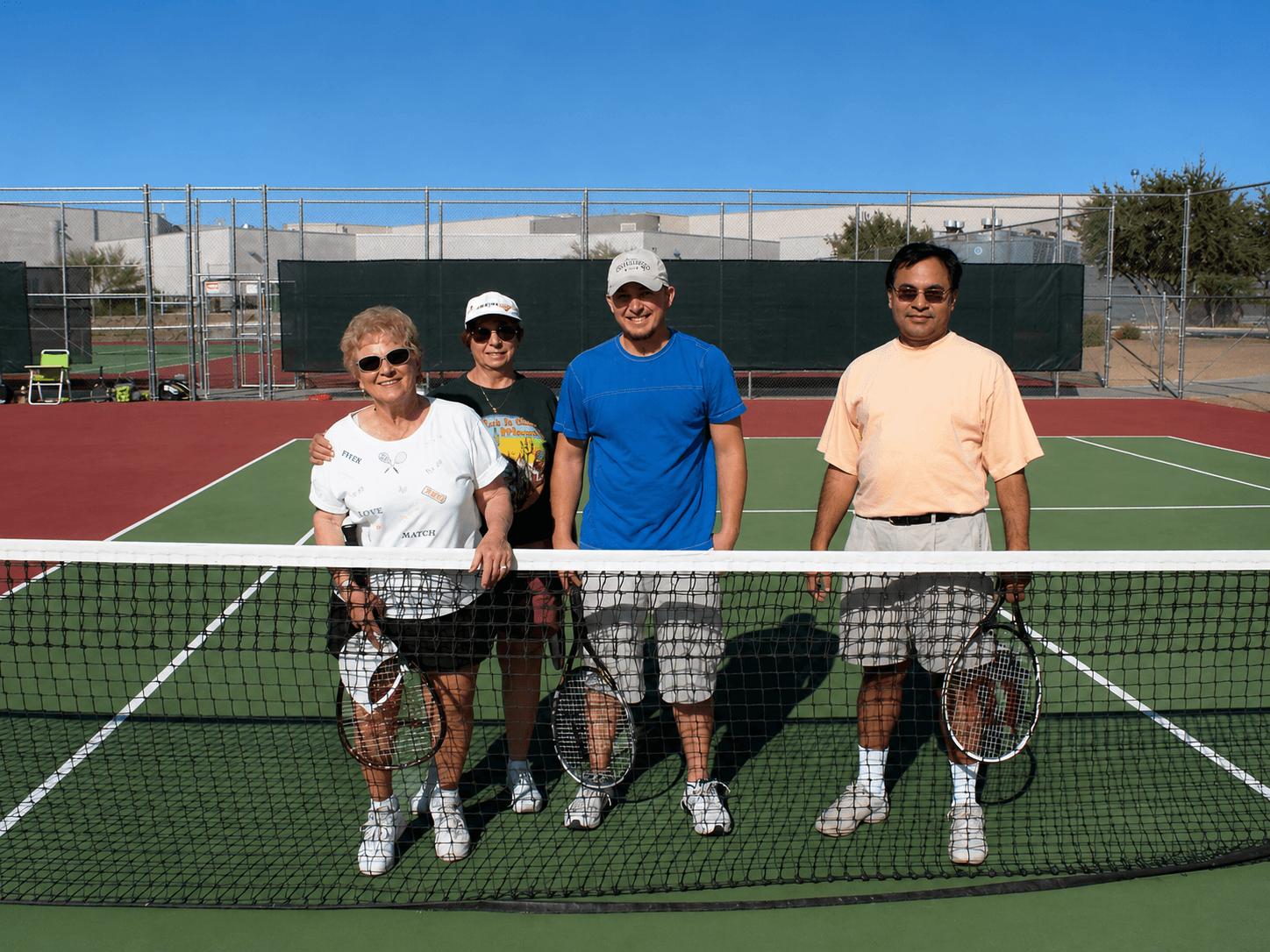 Grupo de clínica de tenis en la cancha