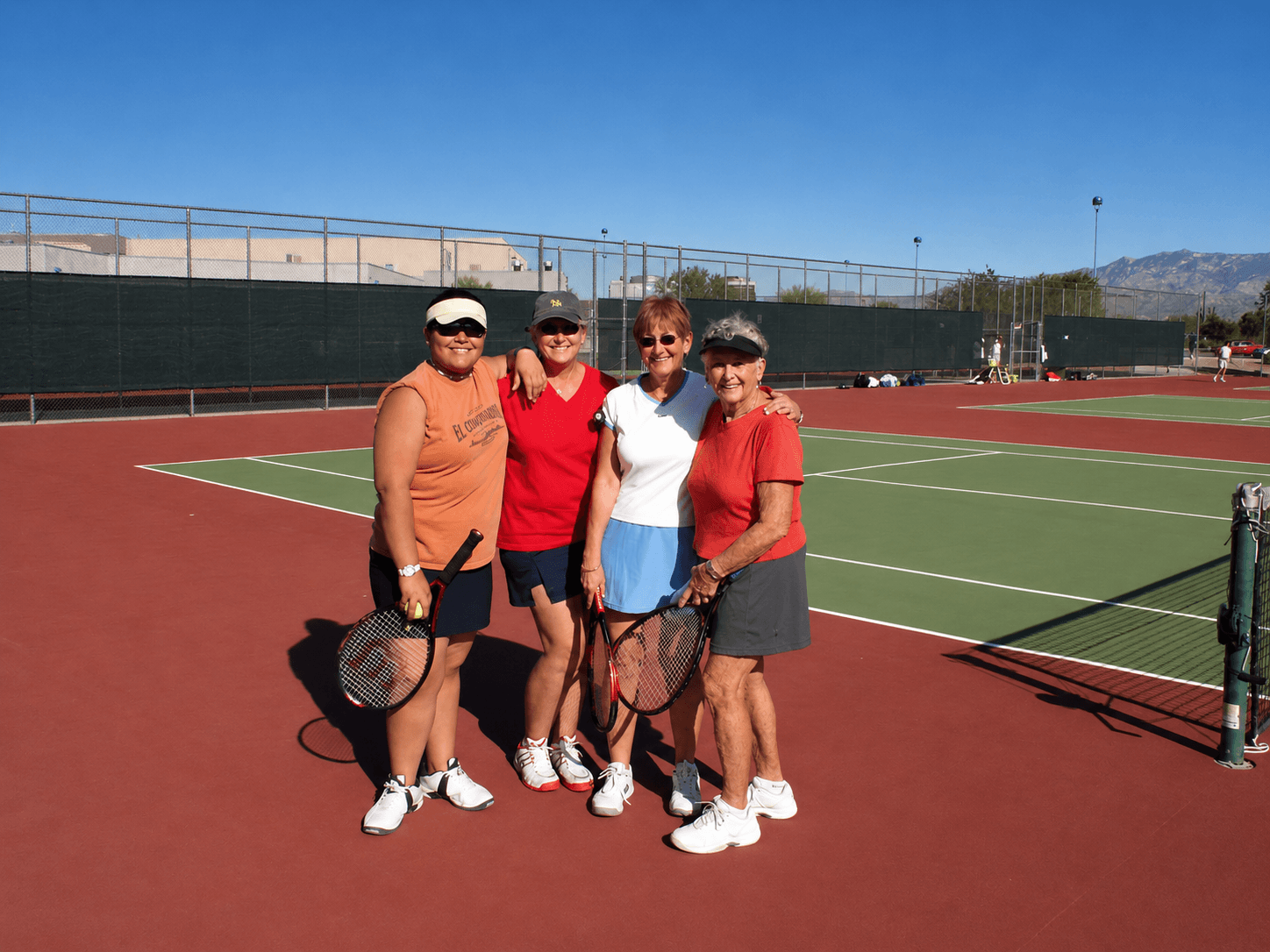 Grupo de la comunidad de tenis después de una clínica