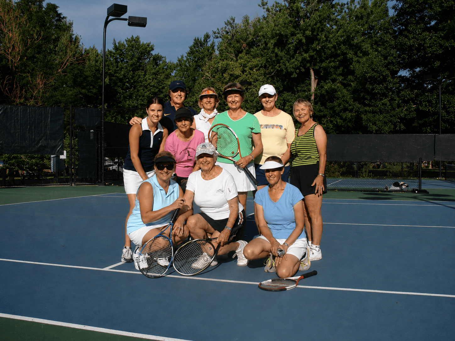 Jorge Pensky con un grupo de jugadores adultos de tenis