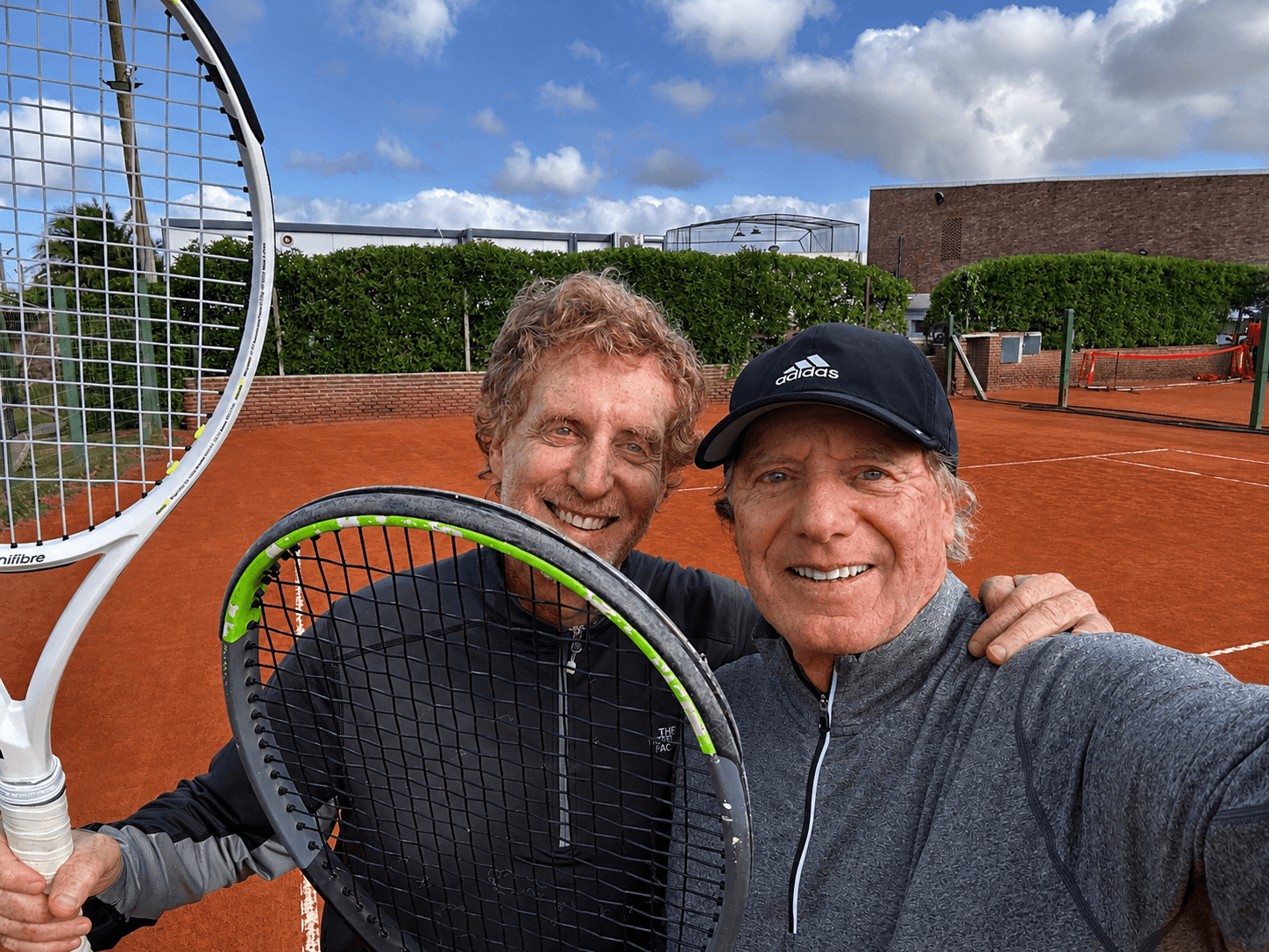 Jorge Pensky con un cliente adulto mayor de tenis y un jugador joven