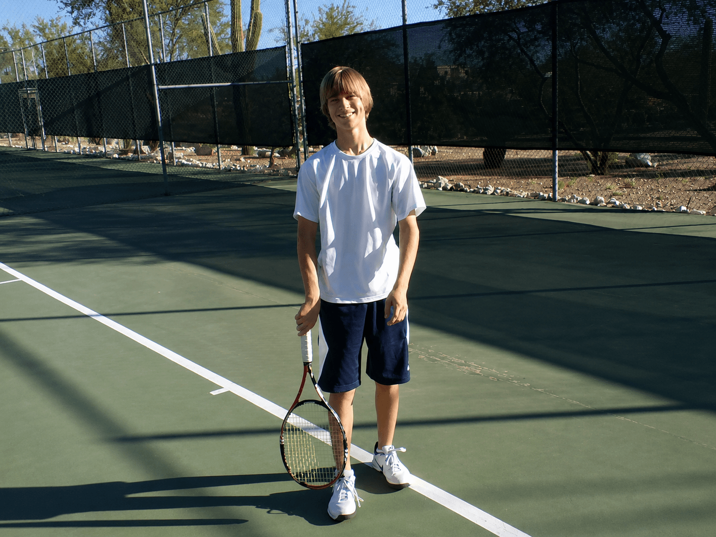 Jugador de tenis de high school en la cancha