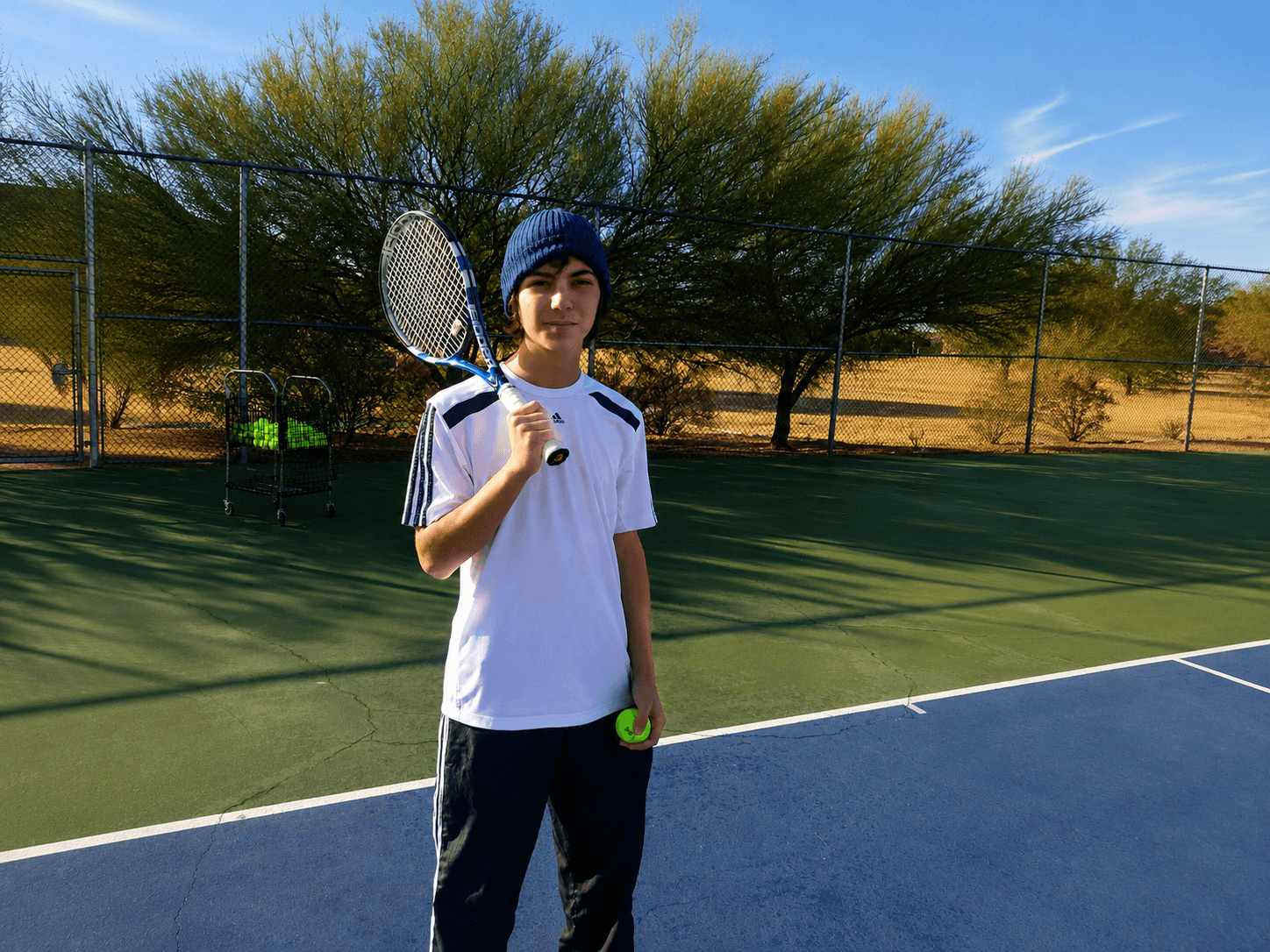 Jugador junior de tenis con raqueta