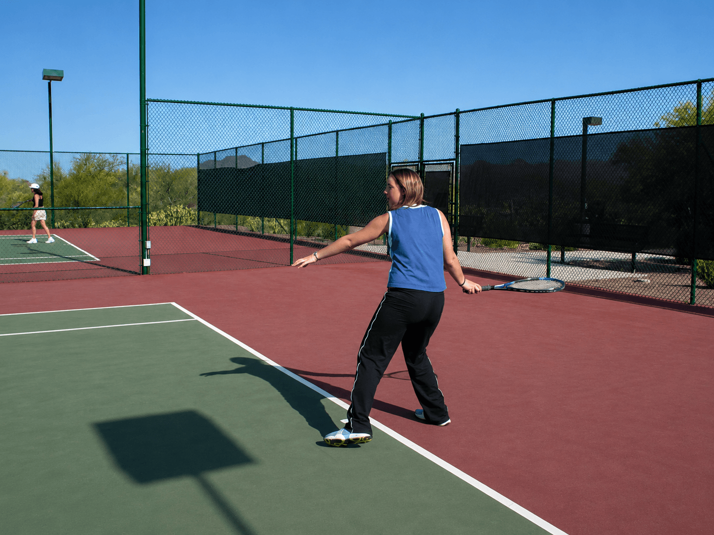 Jugadores de tenis de high school junto a la red