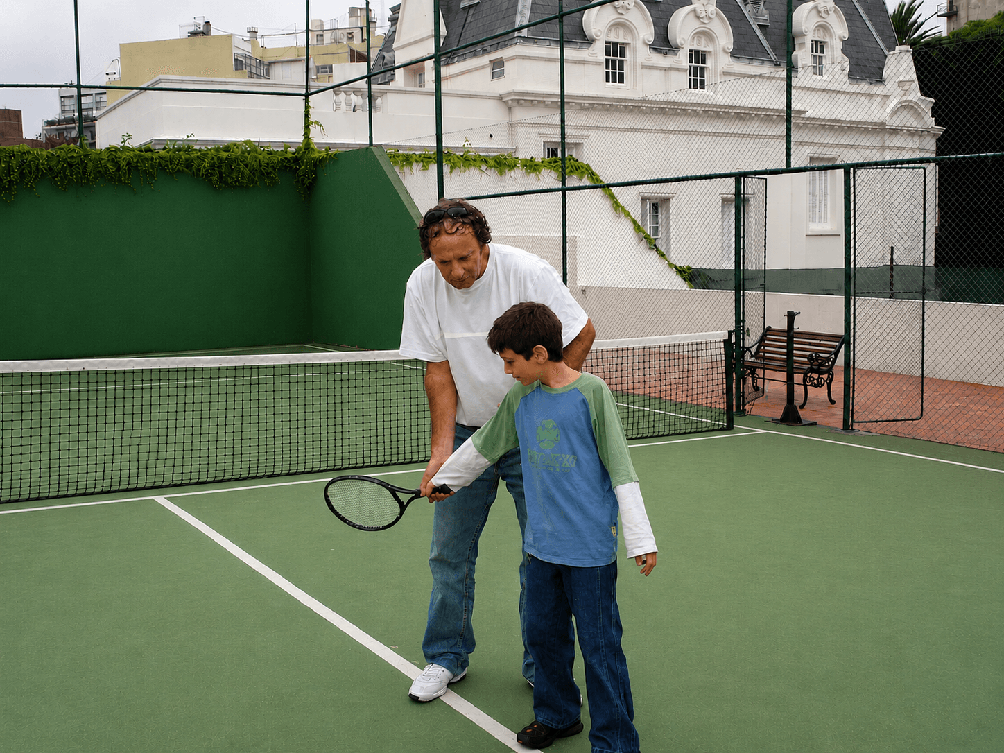 Estudiantes de tenis anteriores de pie junto a la red